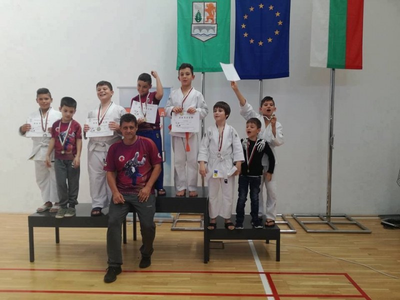 Фурор! Пловдивският клуб Гладиатор с 21 медала от 3 турнира СНИМКИ