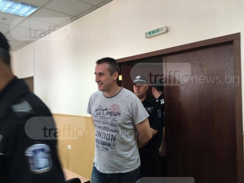 Полицаят Караджов, обвинен в убийството на родителите си, се изправя пред съда
