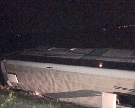 Двама души са в болница след автобусната катастрофа на Тракия