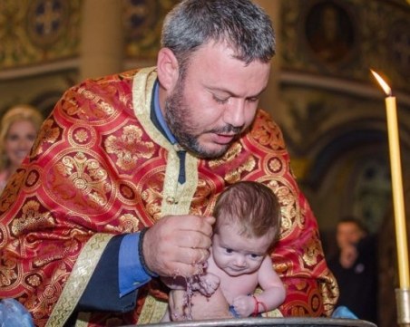 Кръстиха българчето, което се роди по време на полет СНИМКИ