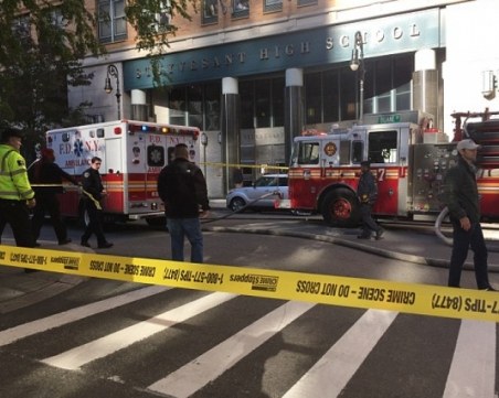 Мъж се вряза с камион на велоалея в Ню Йорк! Стреля по хората, има и жертви СНИМКИ