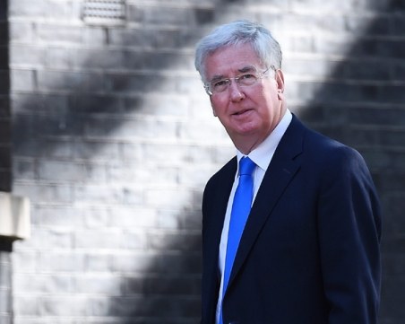 Министър от кабинета на Тереза Мей също обвинен в сексуален тормоз