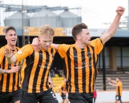 Няма такава дузпа! Играч се гмурна в краката на противник ВИДЕО