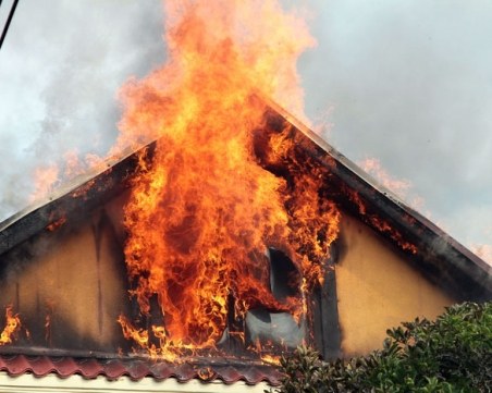 Пенсионерка подпали двуетажна къща