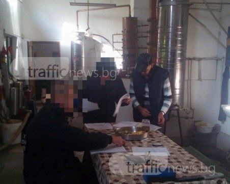 След акцията край Пловдив: Задържаха над 300 хиляди литра нелегален алкохол СНИМКИ