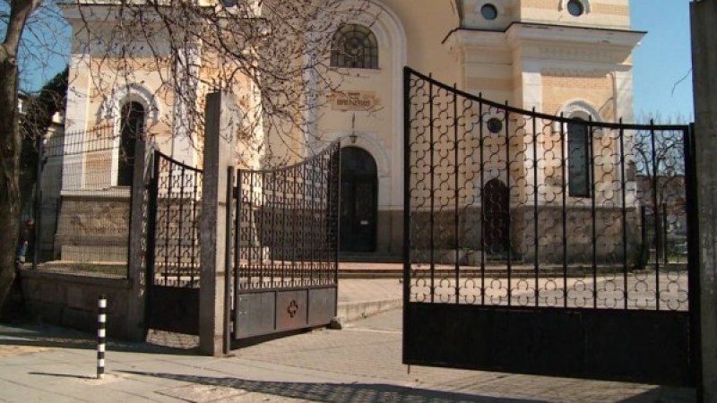 Безбожници отмъкнаха кутия с дарения от храм край Пловдив