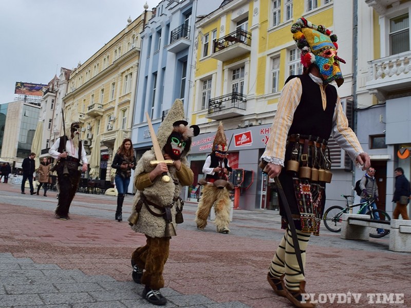 Кукери бродят по Главната на Пловдив, гонят зомбита и зли духове