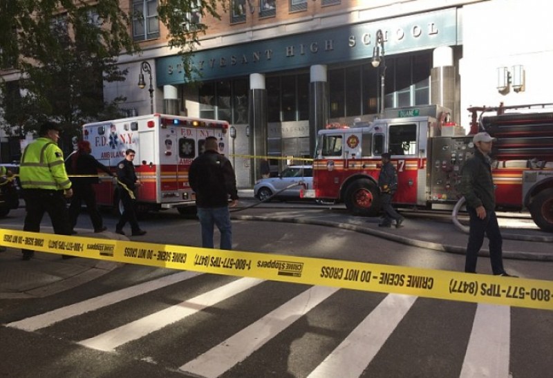 Мъж се вряза с камион на велоалея в Ню Йорк! Стреля по хората, има и жертви СНИМКИ
