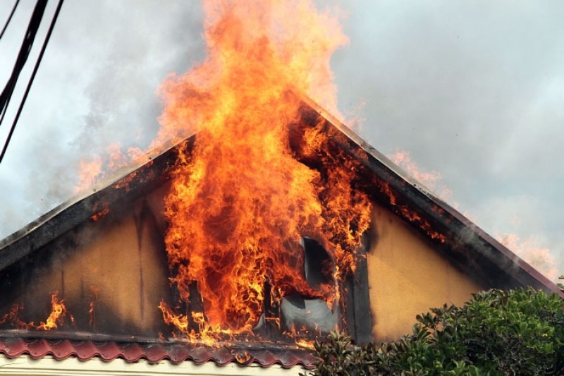 Пенсионерка подпали двуетажна къща
