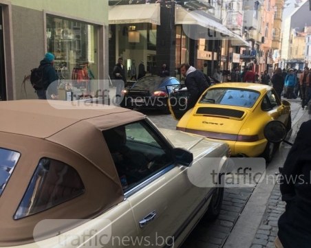 Екшън в центъра на Пловдив! Спортни коли и въоръжени мъже окупираха улиците в Капана СНИМКИ