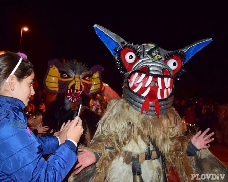 Напук на Хелоуин: Кукери и гайдари в Пловдив СНИМКИ