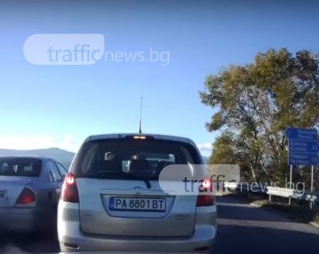 Край Пловдив: Шофьор влезе в насрещно, за да изпревари колона ВИДЕО
