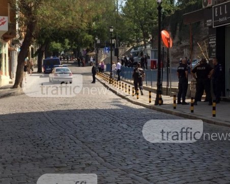 Протест в Стария град днес, десетки се събират пред бариерата