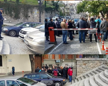 Протестиращи отцепиха Стария град, полицаи глобиха всички спрели пред бариерата ВИДЕО