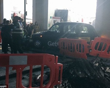 Ужас! Черно такси гази пешеходци в Лондон СНИМКИ