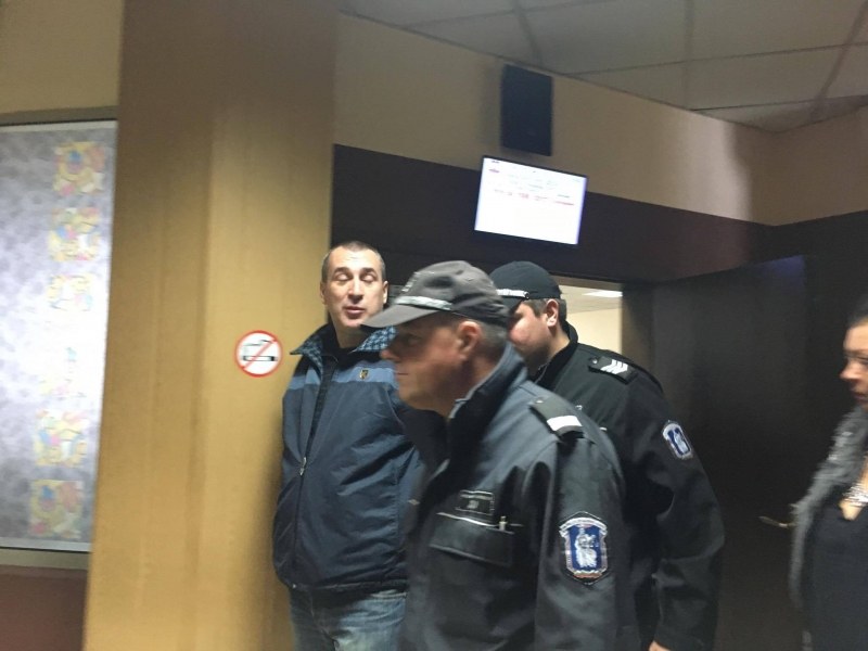 Делото срещу полицаят Караджов, обвинен в убийството на родителите си, започна