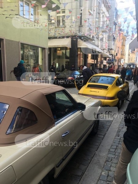 Екшън в центъра на Пловдив! Спортни коли и въоръжени мъже окупираха улиците в Капана СНИМКИ