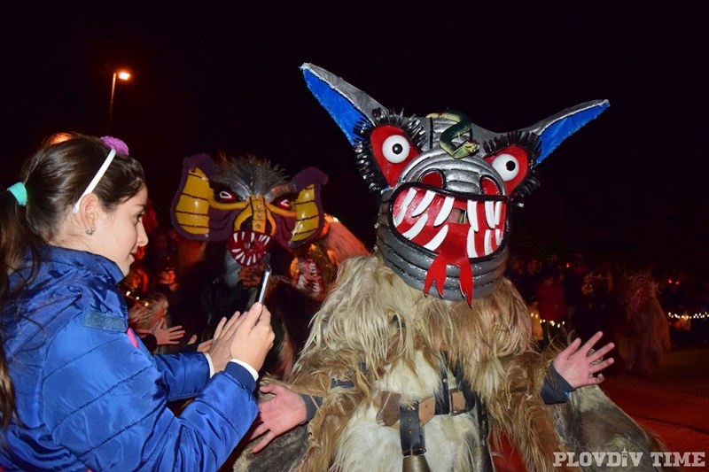 Напук на Хелоуин: Кукери и гайдари в Пловдив СНИМКИ