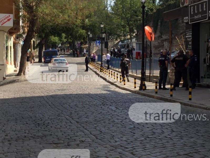 Протест в Стария град днес, десетки се събират пред бариерата