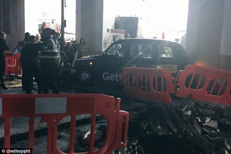 Ужас! Черно такси гази пешеходци в Лондон СНИМКИ