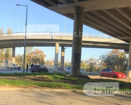 Две коли се удариха под надлез 