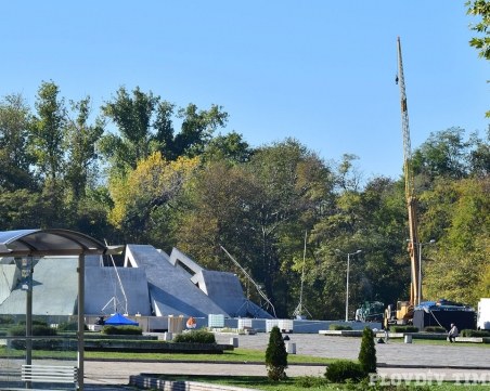 Холивуд окупира Братската могила, чакат и Мила Йовович СНИМКИ