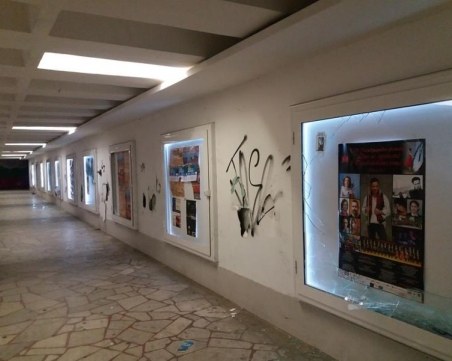 Вандали трошиха витрини в пловдивски подлез СНИМКИ