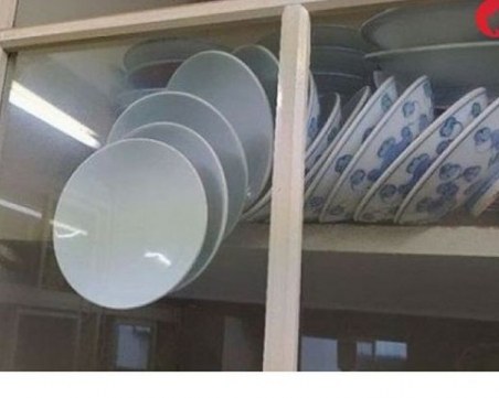 Загадка: Как ще отворите шкафа, за да не паднат чиниите?