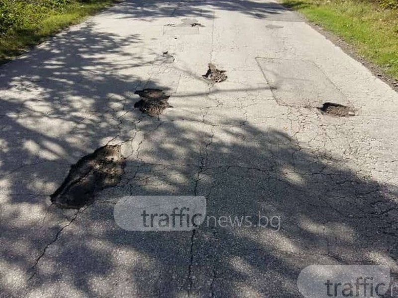 След спукани гуми и изпразнени джобове: Кърпят асфалта на бул. “6-ти септември“ СНИМКИ