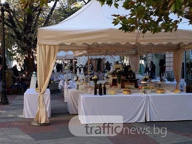 Вдигат голяма сватба пред Халите, автобус заседна в Капана