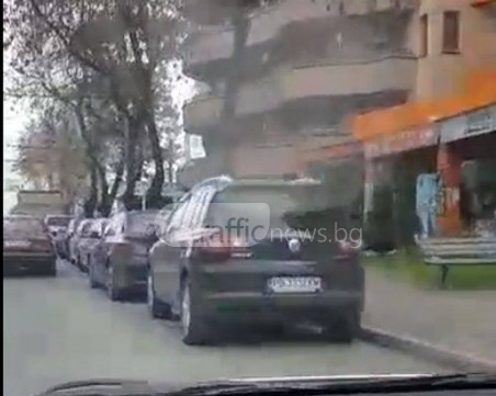 Булевард “Дунав“ се превърна в паркинг, колите едва си проправят път СНИМКИ