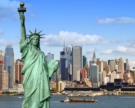 Над 100 000 българи се надяват на зелена карта всяка година