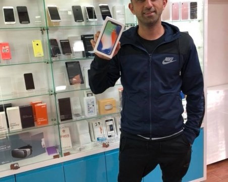 Новият IPhone X вече е в Пловдив! Зевзеци пуснаха обяви, че заменят бъбрека си за телефона