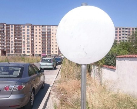 Войната продължава! Пловдивчанин паркира колата си пред Оазис 4 в Кючука, спукаха му гумите