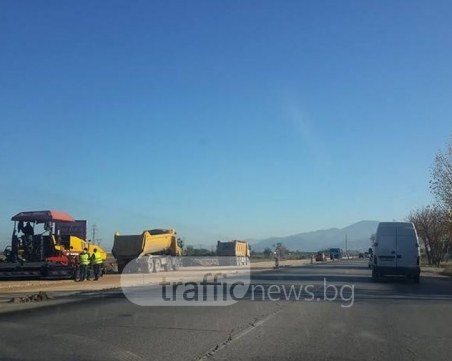 Преполовиха работата по новото платно на Асеновградско шосе СНИМКИ