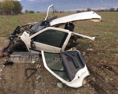 Зверска катастрофа! Кола е разполовена и смазана на пътя край Карлово СНИМКИ и ВИДЕО