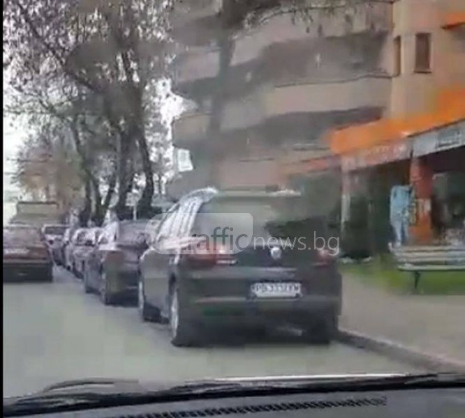 Булевард “Дунав“ се превърна в паркинг, колите едва си проправят път СНИМКИ