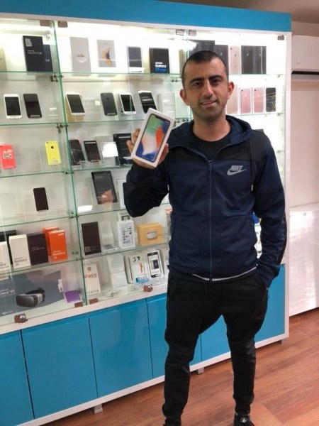Новият IPhone X вече е в Пловдив! Зевзеци пуснаха обяви, че заменят бъбрека си за телефона
