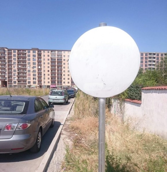 Войната продължава! Пловдивчанин паркира колата си пред Оазис 4 в Кючука, спукаха му гумите