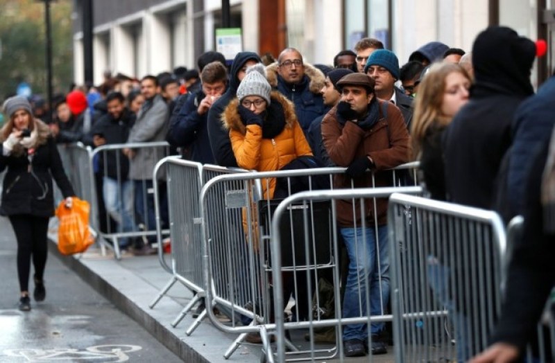 Стотици души прекараха нощта пред магазините в очакване на новия iPhone X СНИМКИ