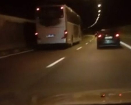 Автобус лети по магистрала Тракия, изпреварва в тунел СНИМКИ