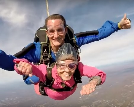 Храбра старица скочи с парашут за своя 94-ти рожден ден
