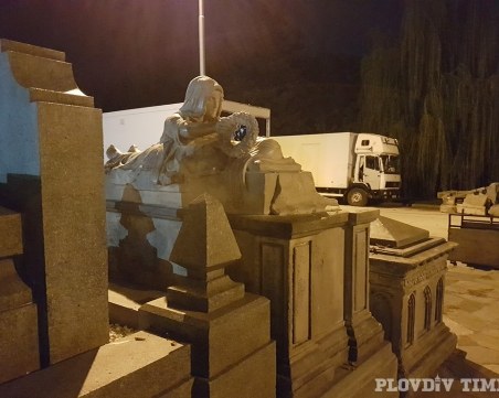 Пловдивчани дебнат Мила Йовович на Братската могила СНИМКИ