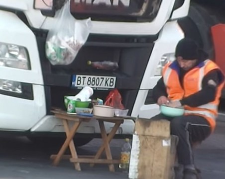 Вижте какво прави български тираджия при -11 градуса в Русия