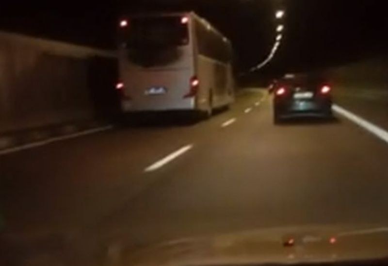Автобус лети по магистрала Тракия, изпреварва в тунел СНИМКИ
