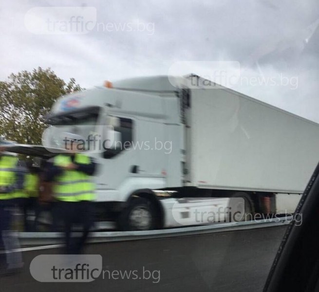 Катастрофа на магистралата: Тир се заби в мантинела близо до Пловдив СНИМКА