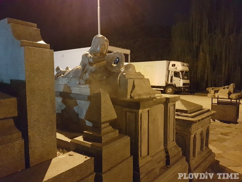 Пловдивчани дебнат Мила Йовович на Братската могила СНИМКИ