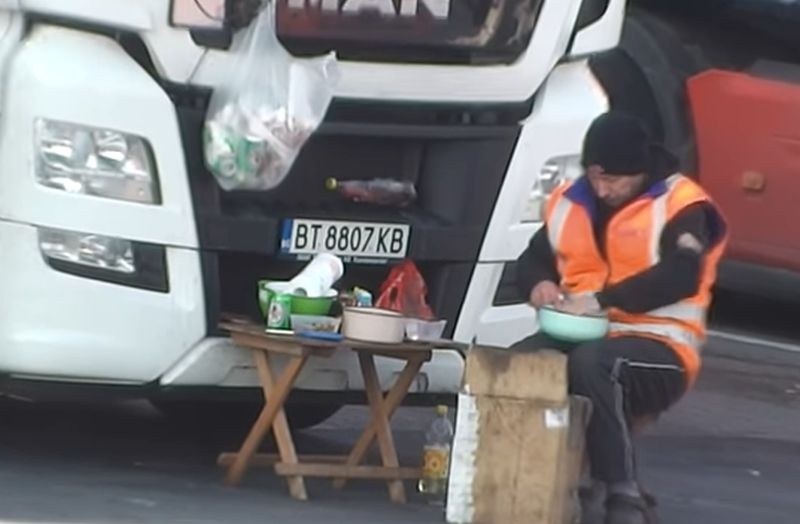 Вижте какво прави български тираджия при -11 градуса в Русия