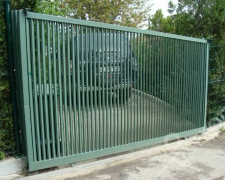 Общинска служителка влезе в болница, след като бе затисната от врата