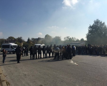 Полицаи озаптиха футболни фенове до стадион Пловдив СНИМКИ